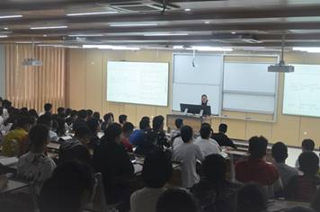 图片包含 室内, 人员, 天花板, 人物描述已自动生成