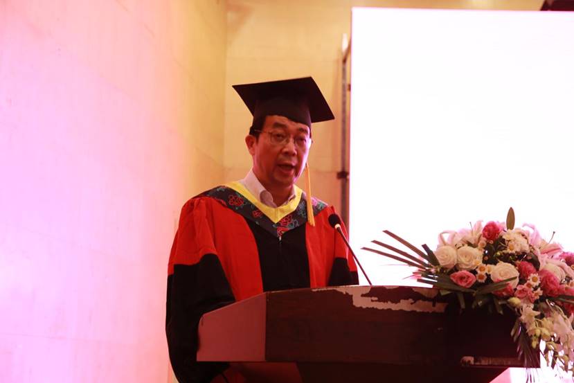 电子信息学院党委书记邰明松同志宣读《电子信息学院2019届四川省优秀毕业生、best365中国官方网站优秀毕业研究生名单》。