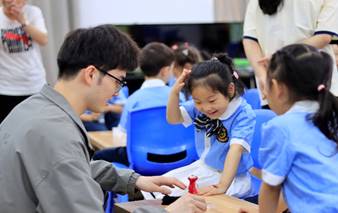 一群人正在聊天描述已自动生成