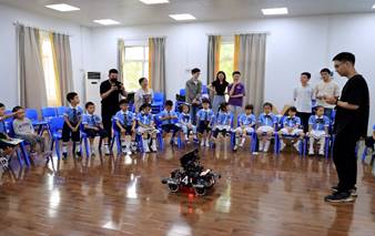 许多小孩站在地板上中度可信度描述已自动生成